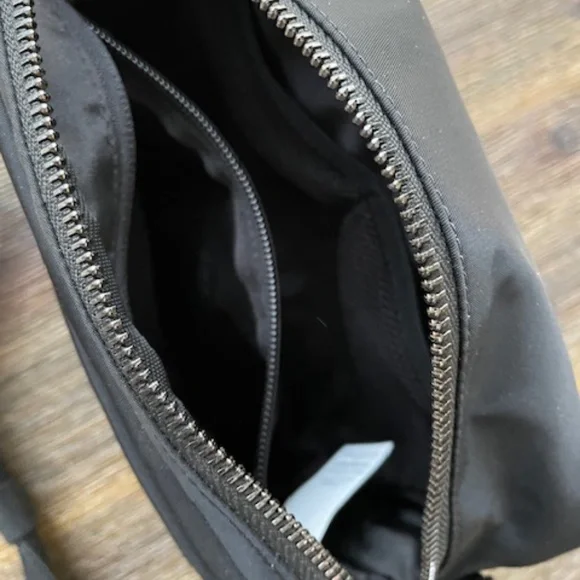 Lululemon Everywhere Crossbody Large 3L w/Metal Hardware EUC - Picture 4 of 8